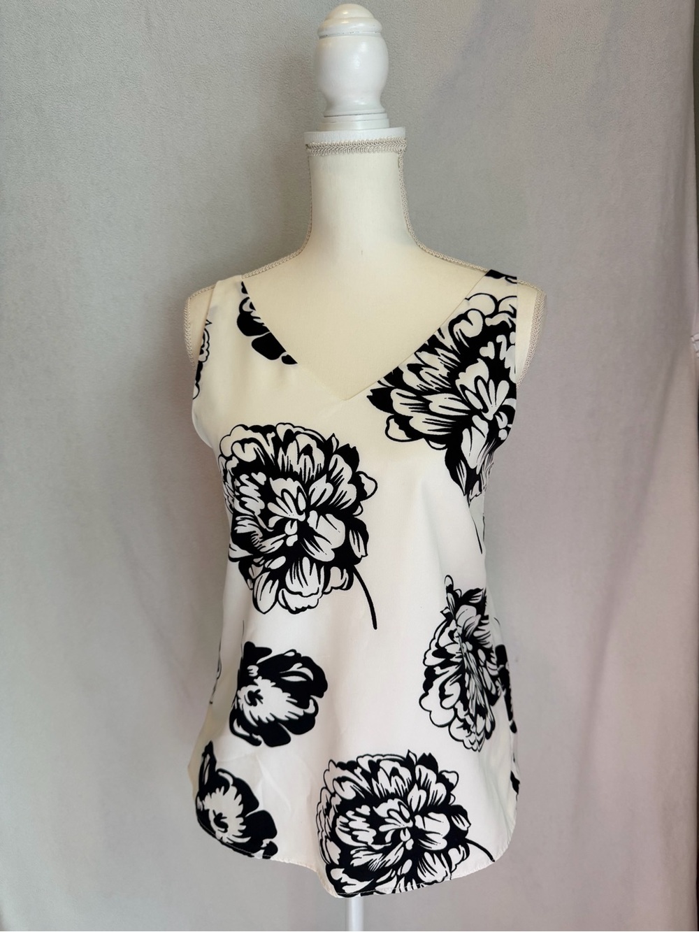 Banana Republic Black & White Floral V-Neck Sleeveless Top